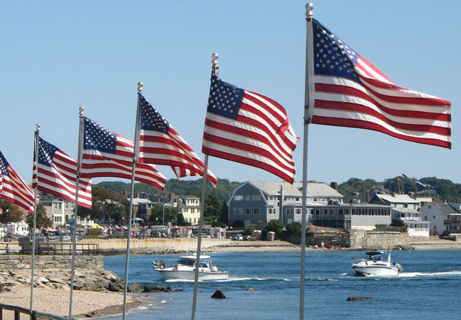 USA-Flaggen am Wasser 