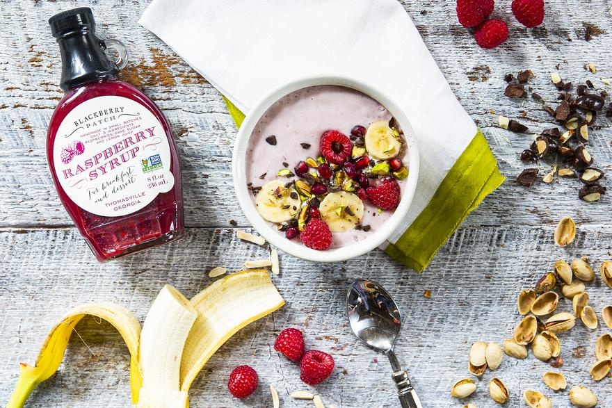 Leckere Smoothie Bowl mit Himbeer-Sirup