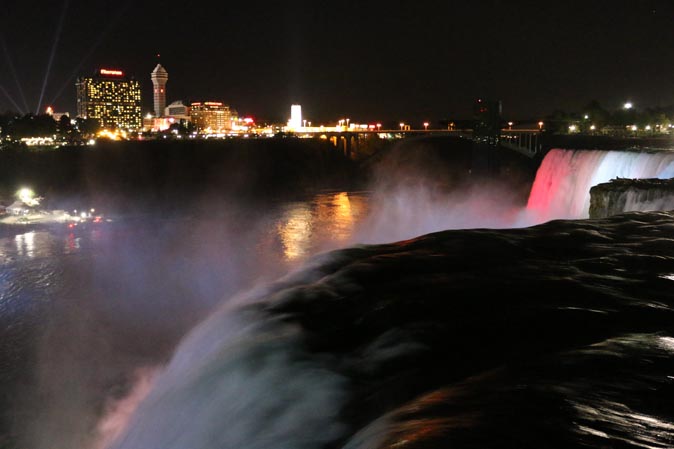 Reisetipp Amerika: Niagara-Wasserfälle bei Nacht